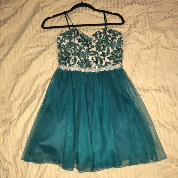 Emerald green dress worn once for my homecoming - Picture 2 of 8